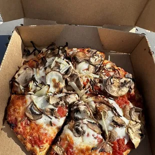 Mushroom &amp; onion mini pizza