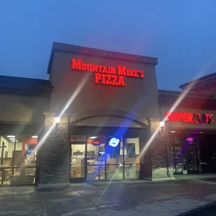 Mountain Mikes Pizza on a Friday night