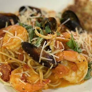 a plate of pasta with shrimp and musselling