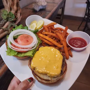 Cheeseburger with sweet potato fries