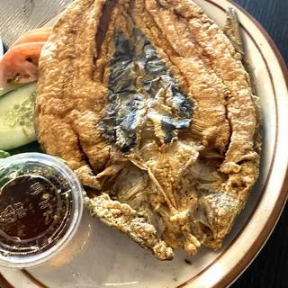 Whole fried milkfish(bangus)