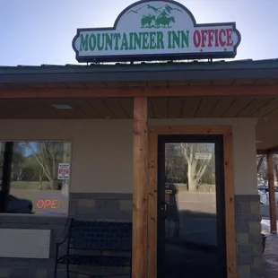 Exterior: Mountaineer Motel