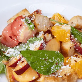 Ensalada de Verano | Peaches, tomatoes, oranges, basil leaves, queso fresco, orange butter croutons, lemon vinaigrette