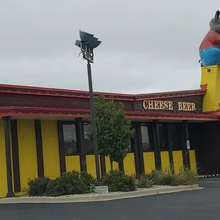 Can&apos;t miss the bright yellow building