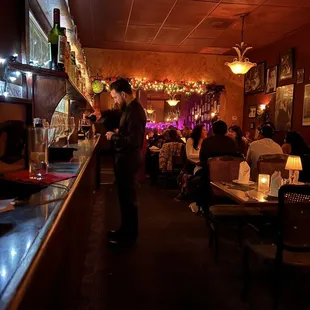 Intimate table seating