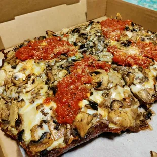 Detroit Style Pizza with Mushrooms (another view)