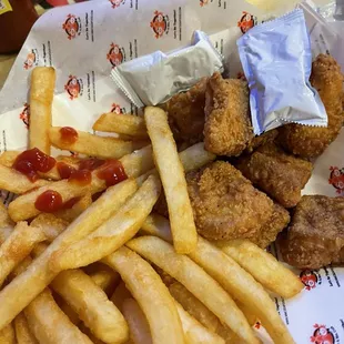 Papas fritas y pescado