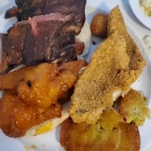 Smoked ribs, fried catfish,honey gold wings,fried green tomatoes that were so tasty, no grease, and perfectly crisp.