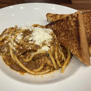 Spaghetti with garlic butter toasts