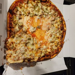 This is what the sausage and jalapeño pizza looked like when delivered today