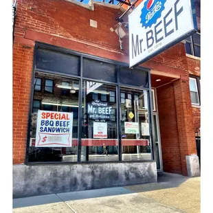 Mr.Beef @ 666 N Orleans St, Chicago, IL  Old School Chicago Fast Food Place. Amazing Italian Beef Sandwich ! Nice Fast Service. Cool!