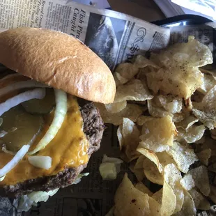 Deluxe burger w/kettle chips