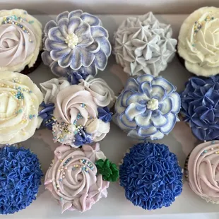 Chocolate and vanilla base with Vanilla and Blueberry Flavor Frosting