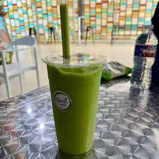 Creamy smooth Mango spinach and kiwi smoothie