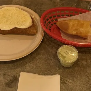 Cachapa con queso medio y empanada de pollo