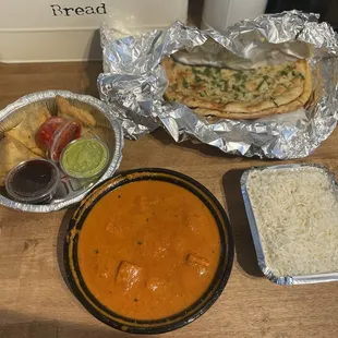 Samosas, Garlic naan, tiki masala