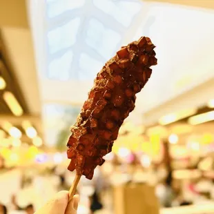 ws a hand holding a piece of meat