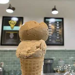 Single (Caramel Almond Crunch &amp; Roasted Cashew, $4.50)- 4/5 stars