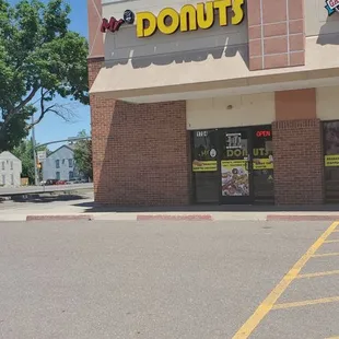 the front of a donut shop