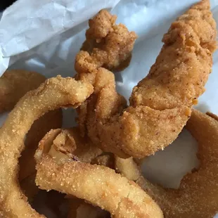 a basket of fried onion rings