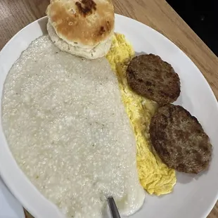 a plate of breakfast food