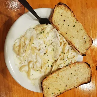 Chicken Fettuccine Alfredo with Garlic Bread
