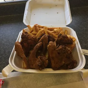 6 wings with fries!!! Yum