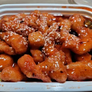 a plate of chicken and broccoli
