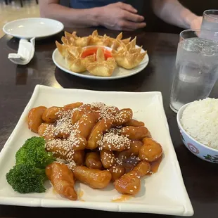 Sesame Chicken /8 Piece Crab Rangoon/yum!