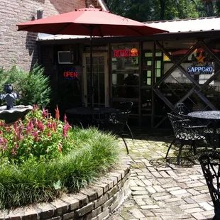 Outdoor seating and a fountain!