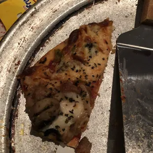 Deluxe Pizza that our server, Gorgeous Danita (I think that name is wrong) suggested, and it was DELICIOUS!