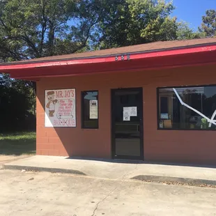 the outside of the restaurant