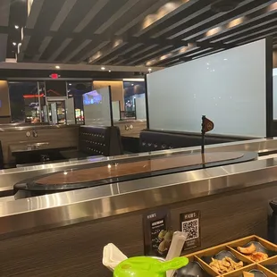 Food servicing robot