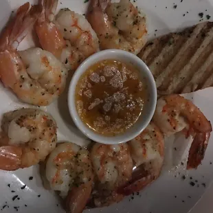 a plate of shrimp and grilled bread