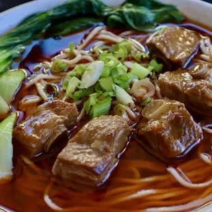 Braised Pork Ribs Noodles 红烧排骨面
 
 popular