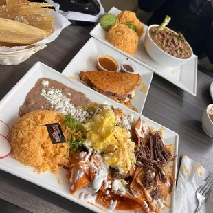 Chilaquiles Trío, Quesa Birria taco, caldo an su jugo