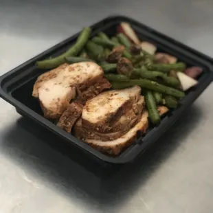 Chipotle chicken breast w/ roasted potatoes &amp; sautéed green beans and mushrooms