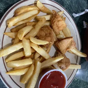 Kids chicken nuggets &amp; fries