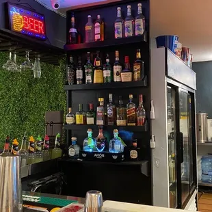 soft drinks, full bar and bottled beer.