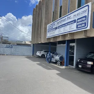 Great signage &amp; parking in Mapunapuna