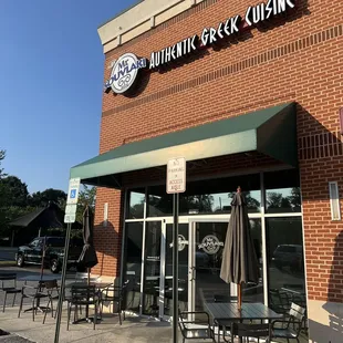 the outside of a restaurant