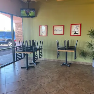 the inside of a fast food restaurant