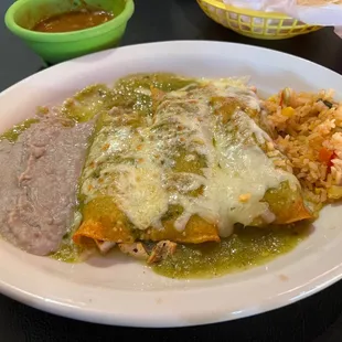 Enchiladas Verde con Arroz y Frijoles