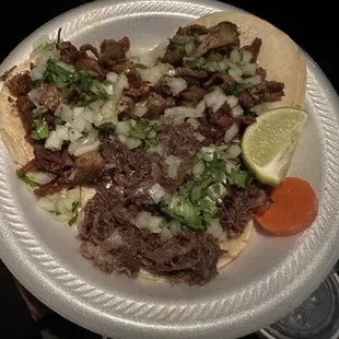 Tacos de tripa y cabeza