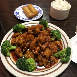a plate of chicken and broccoli