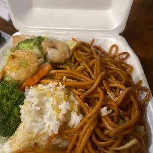 Shrimp n broccoli no flavor freshly cooked.