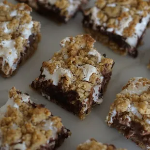 a plate of brownies with marshmallows