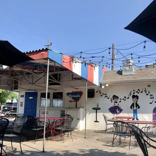 the outside of the restaurant