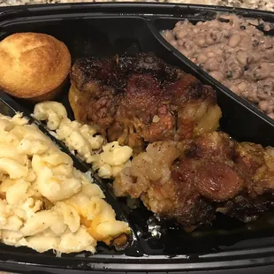 Oxtail (OMG, so good!), mac'n'cheese and black eyed peas