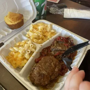 Hamburger steaks with macaroni and cheese